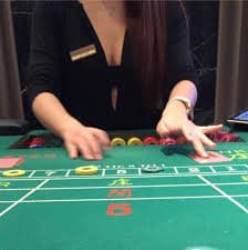 mm52 အွန်လိုင်း ကတ်ဂိမ်းများ — Poker နှင့် Teen Patti ကစားနေသော မြင်ကွင်း